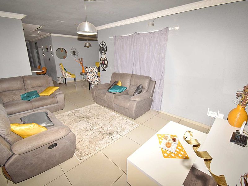 Spacious Family Home with Granny Flat and Pool - Photo 4