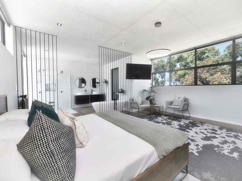 CONTEMPORARY RESIDENTIAL HOME - Photo 9