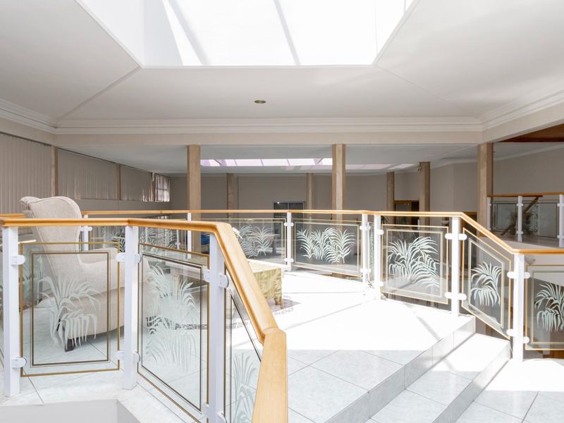 5 BEDROOM, MODERN HOME IN PLATTEKLOOF - Photo 7