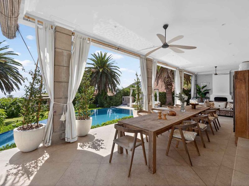 Classic Home with a modern twist,  Entertainers Dream - Photo 3