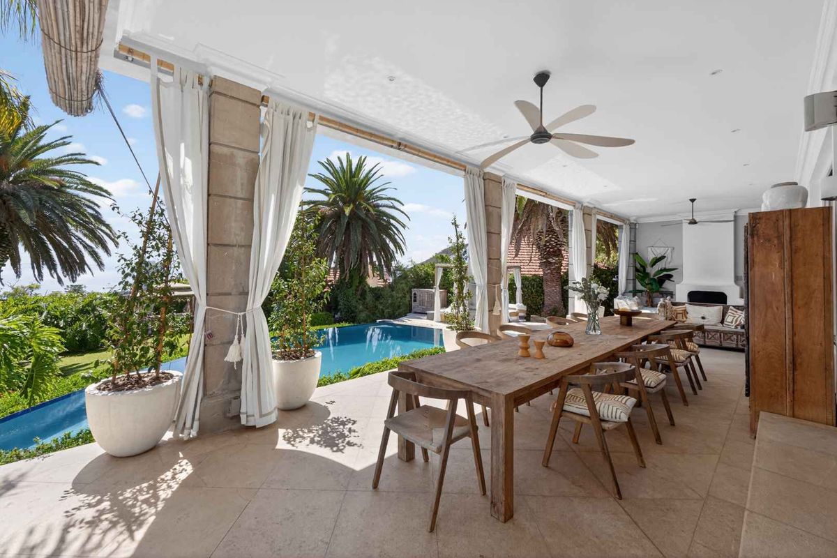 Classic Home with a modern twist,  Entertainers Dream - Photo 3