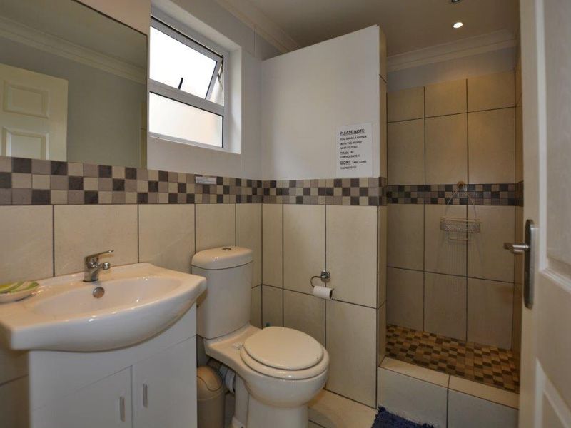 FOR SALE -  3 BEDROOM HOUSE WITH SEPERATE FLATLETS FOR SALE, LONG BEACH, NAMIBIA - Photo 5