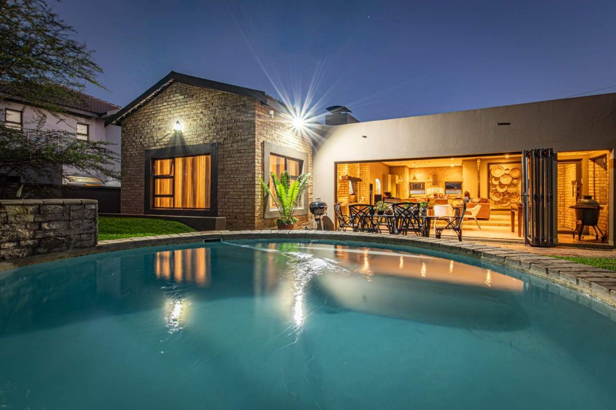 Estate Living - Photo 4