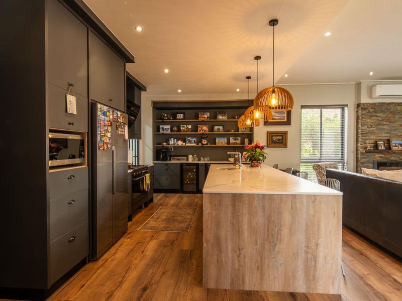 Elegant Family Home in Secure Paarl Winelands Estate - Photo 6