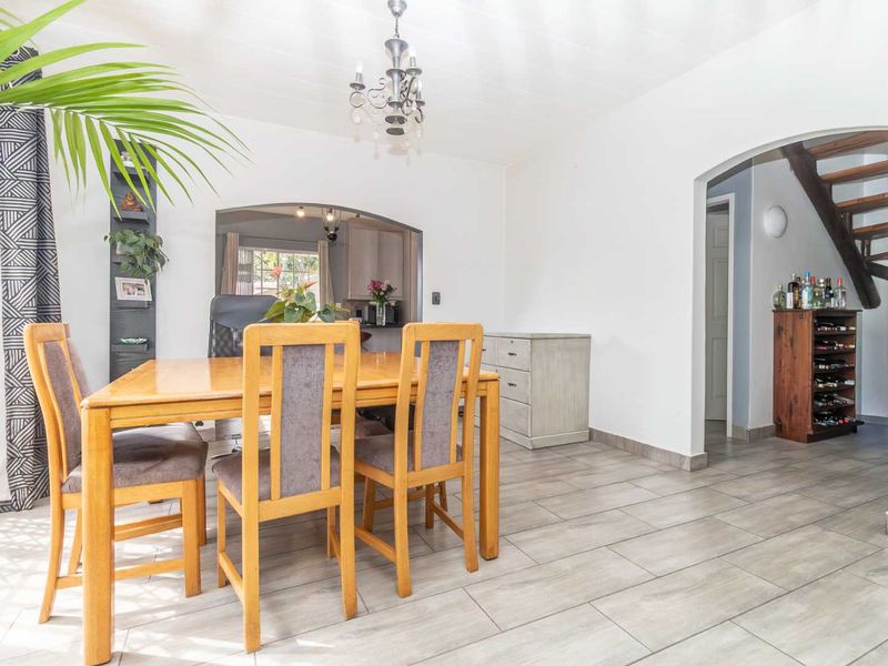 Large 3 bedroom Family Home with Flatlet, Study/Office & Pool on a 1,390m2 Stand in Boskruin. - Photo 7