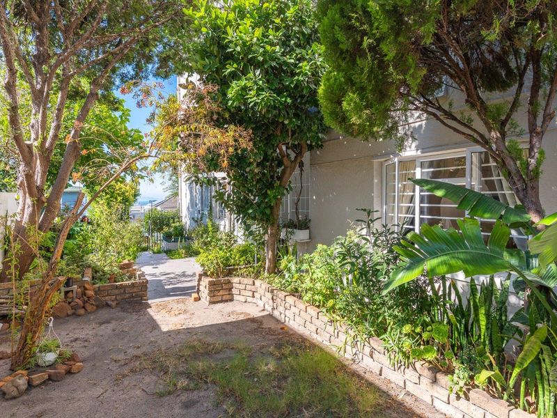 Renovated 2 Bedroom Ground Floor Unit with Garden Access - Photo 2