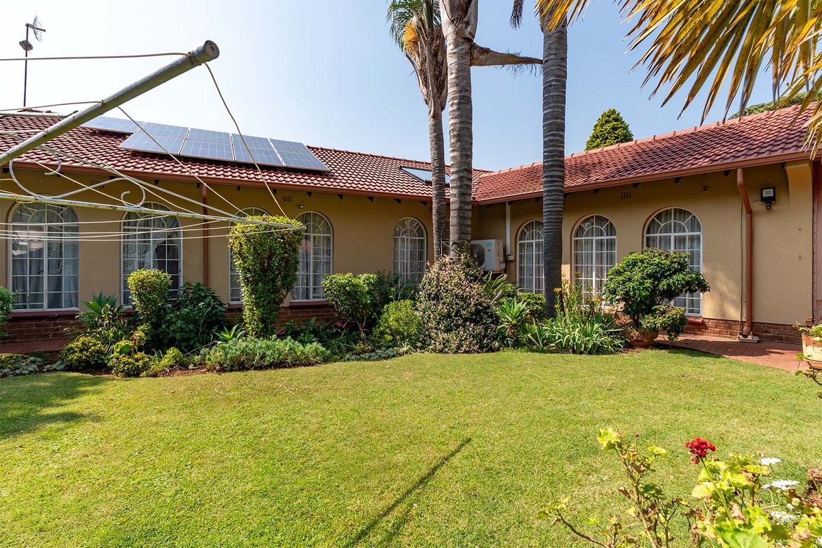 3 Bedroom Versatile Family Home with Flatlet, Solar & Superb Entertainment – Bonaero Park - Photo 4