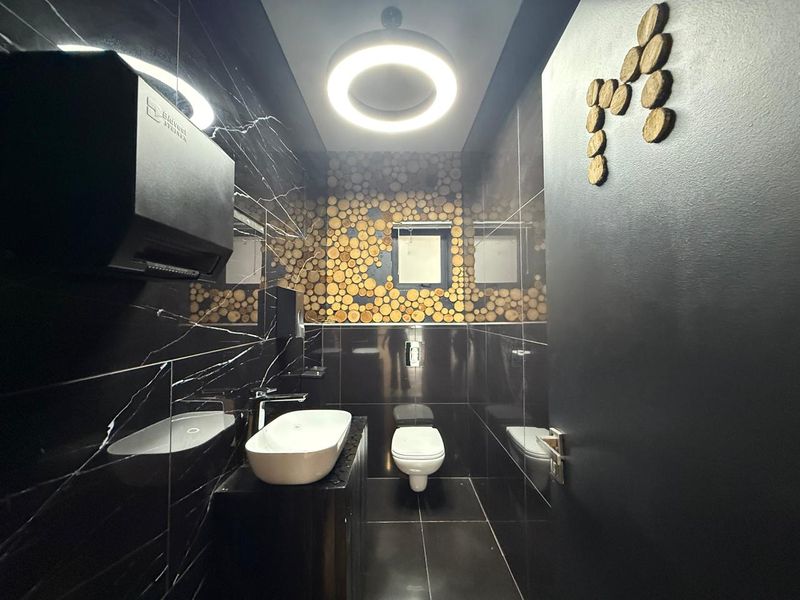 Prime Office Space Available in a Prestigious Building - Photo 10