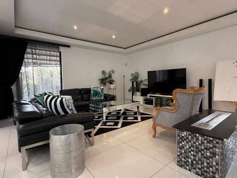 Ultra modern 3 bedroom /2 bedroom with a study in the heart of Faerie Glen - Photo 4