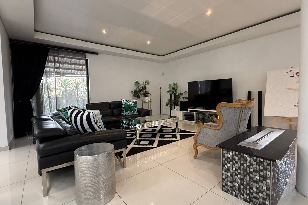 Ultra modern 3 bedroom /2 bedroom with a study in the heart of Faerie Glen - Photo 4