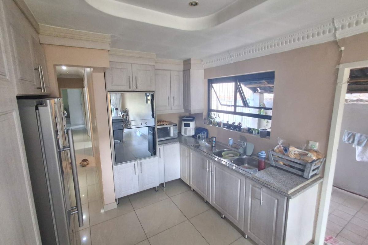 3 Bedroom House in Silverton Ext - Photo 3