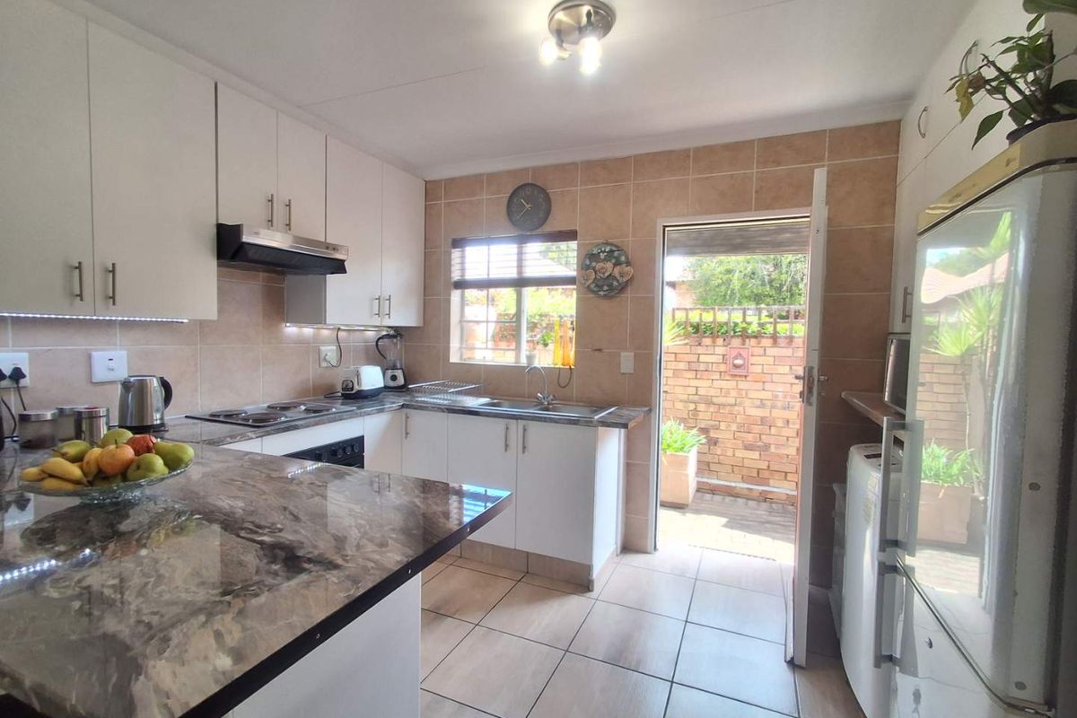 Modern, Move-In Ready Home with Spacious Pet-Friendly Garden - Photo 3