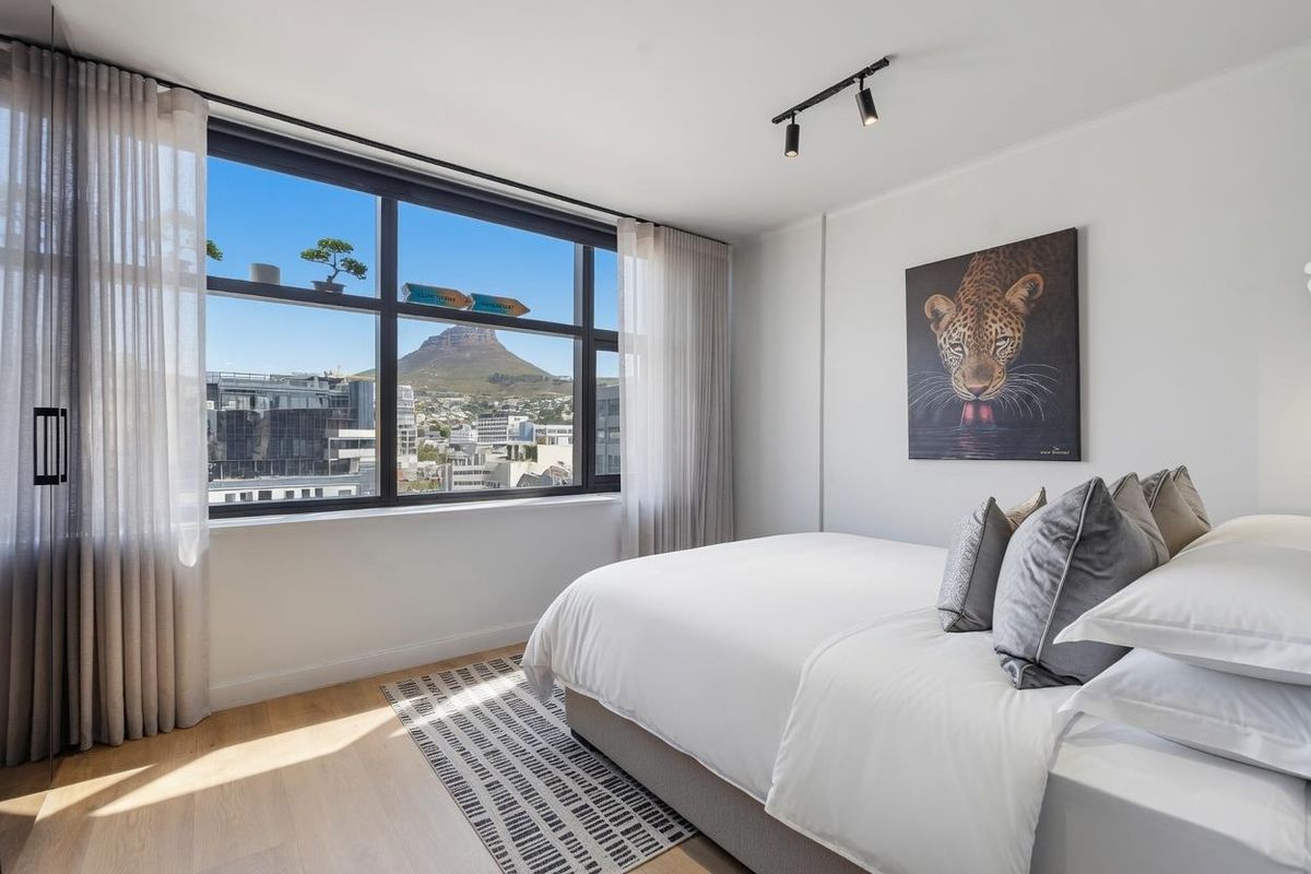 Wake up to Table Mountain perfectly framed in your window like a living painting. - Photo 4