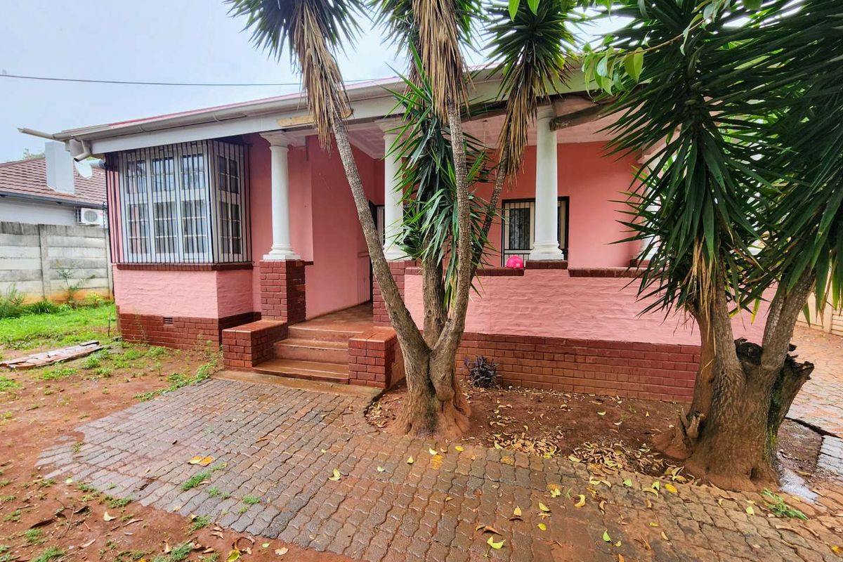 Unbeatable Versatility: High-Exposure Property Perfect for Business or family home - Photo 2