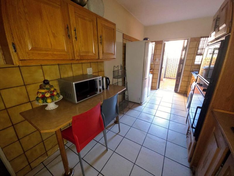 Spacious Townhouse in Sought-After Faerie Glen, Pretoria East - Photo 6