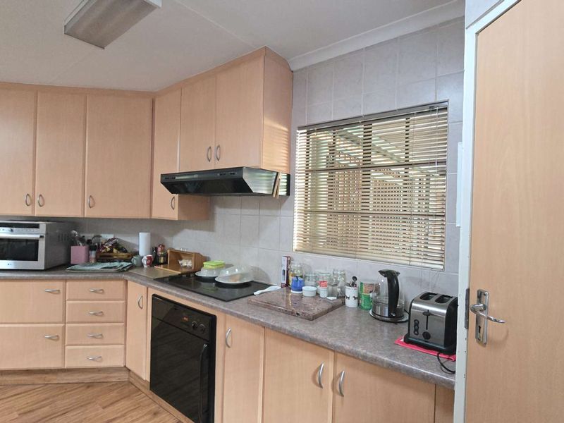 Charming and spacious 4 Bedroom Full Title House in Secure Estate in Magalieskruin - Photo 7