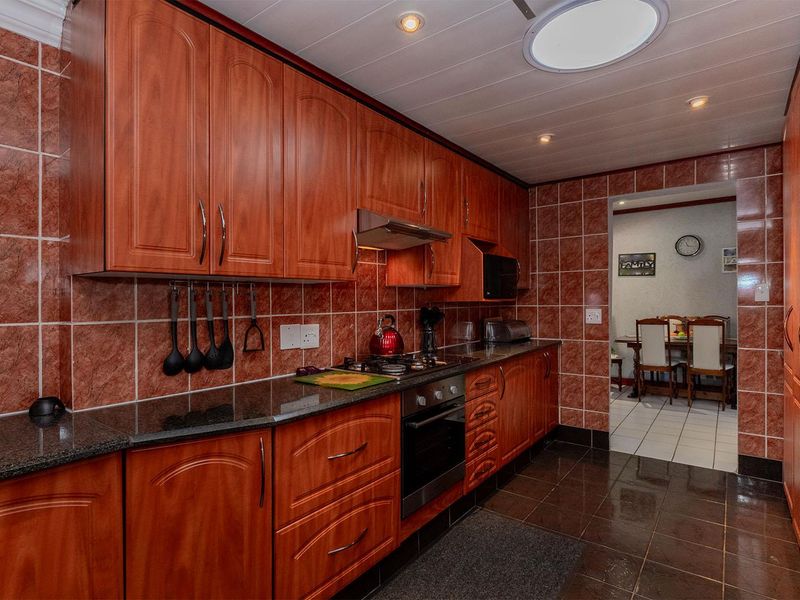 Spacious 4-Bed Family Home with Solar Power & Modern Comforts in Norkem Park - Photo 9