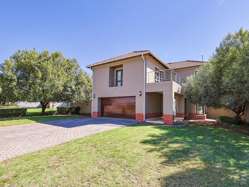 Stylish Silverwoods Home Featuring Pool & Open-Plan Living - Photo 2