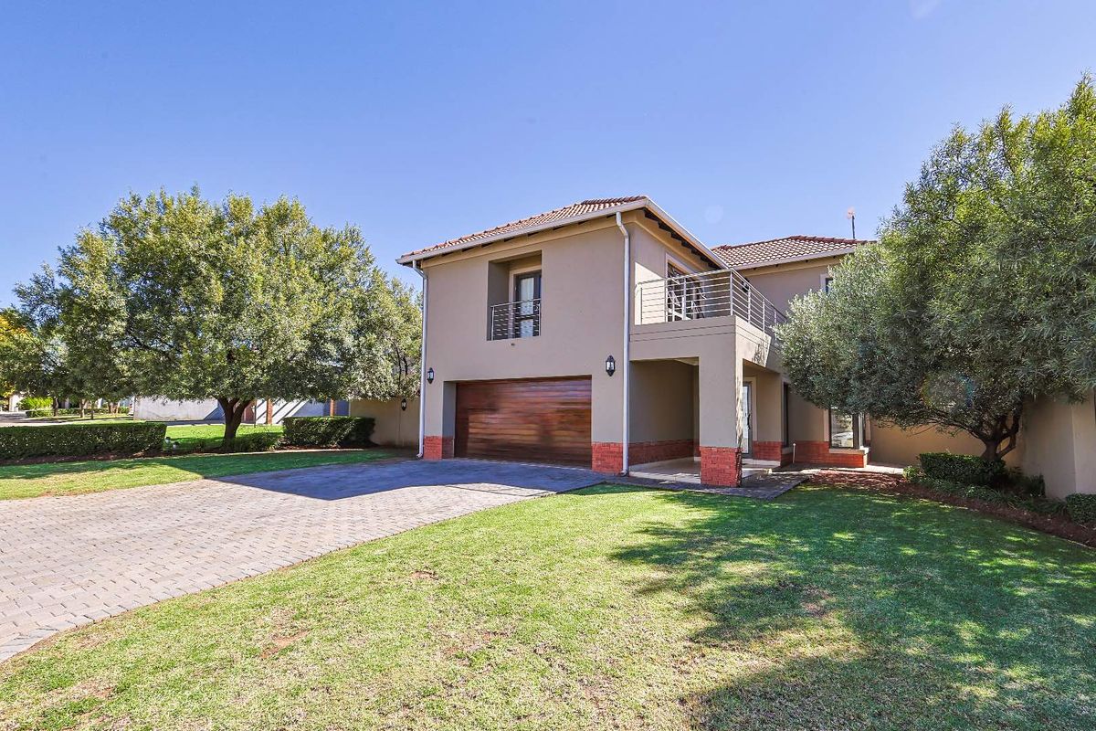 Stylish Silverwoods Home Featuring Pool & Open-Plan Living - Photo 2