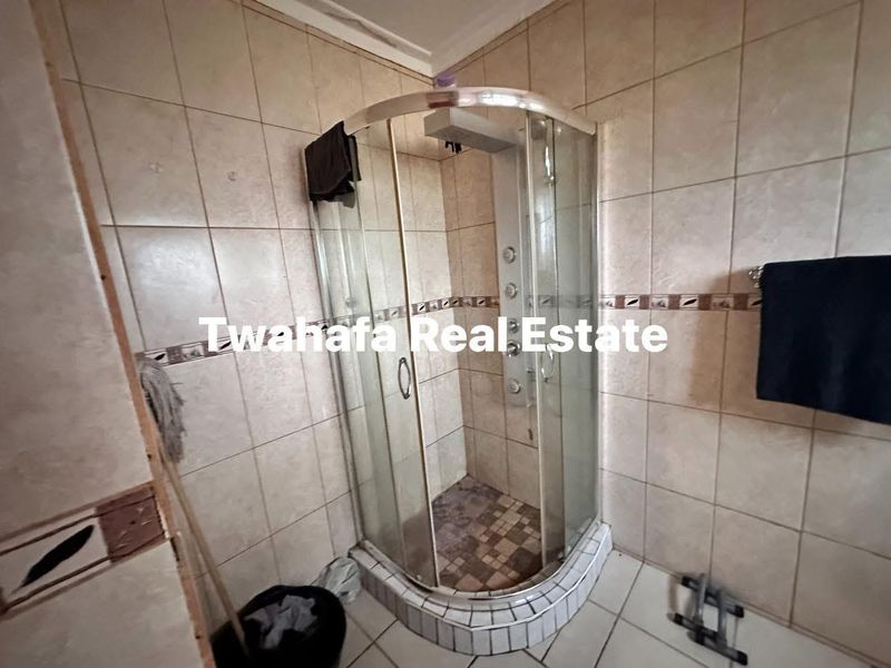 Spacious home with lots of potential - Photo 7