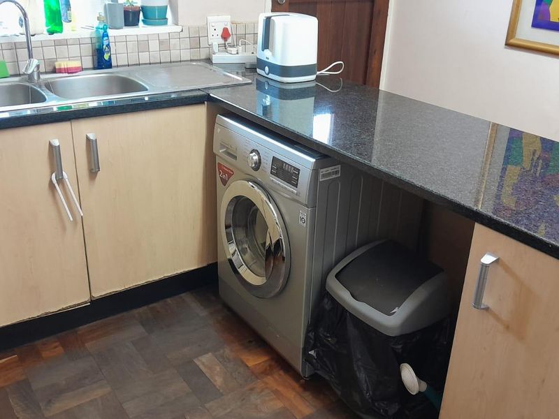 2-Bed Ground Floor Gem with Balcony & 24-Hour Security - Photo 5