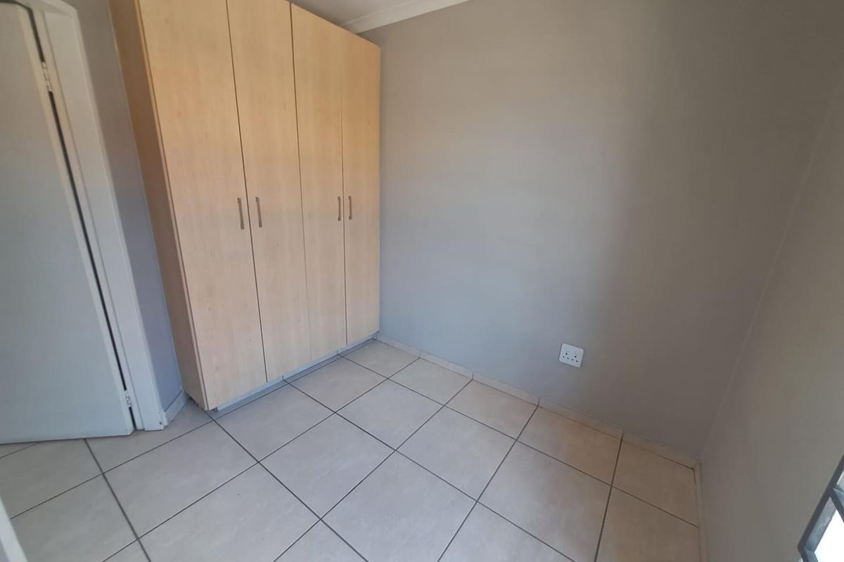 Ground Floor Modern Townhouse - Photo 5