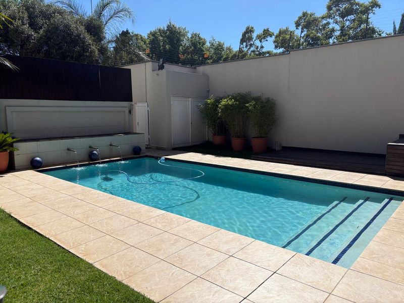 Sophisticated Ground-Floor Living in Exclusive Hyde Park - Photo 2