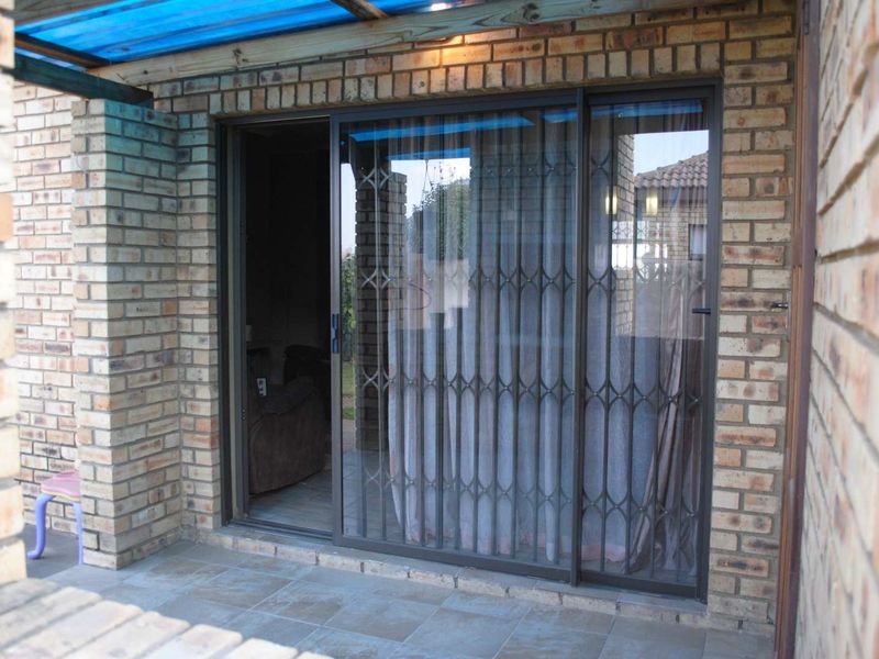 Secure Modern Contemporary Townhouse low levies. - Photo 6