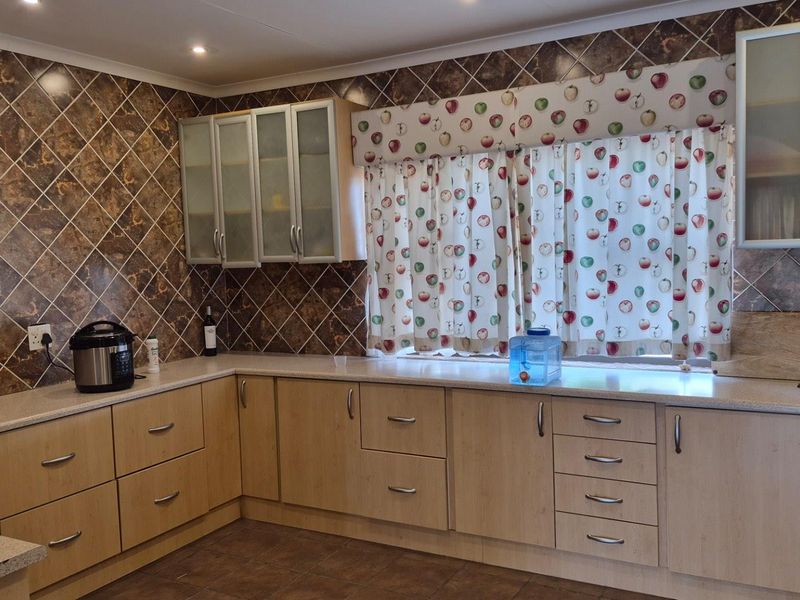 Spacious Family Home for Rent in Pioneerspark Ext. 1 - Photo 7