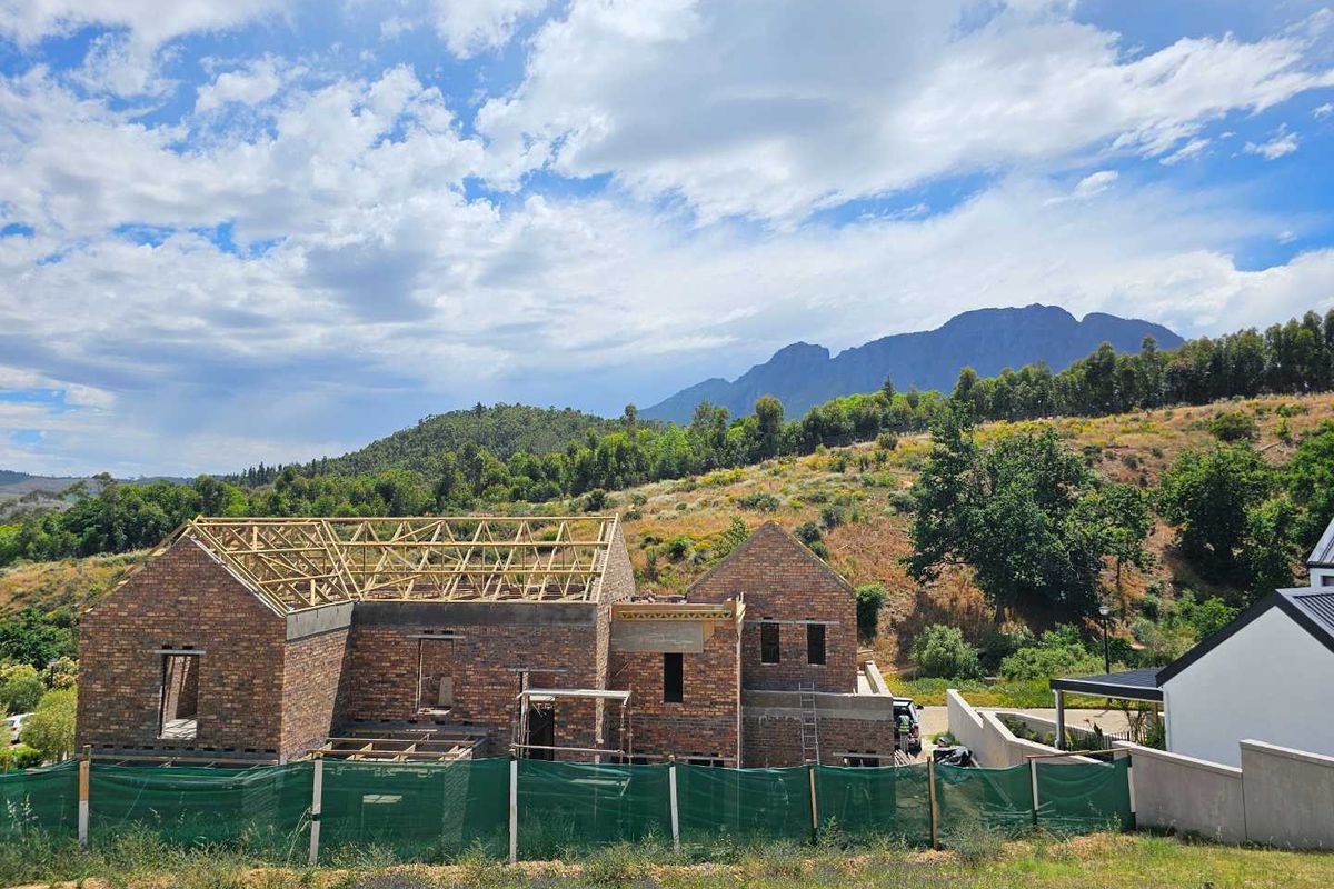 No Transfer Duty! Come and just move in! La Roche Secure Estate situated adjacent to Helshoogte , between Stellenbosch and Franschhoek - Photo 3