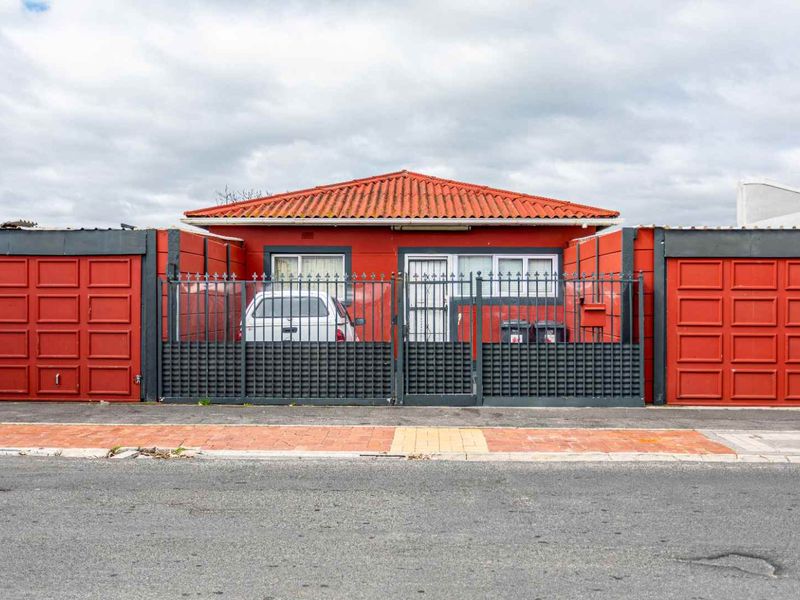 Beautiful 3 Bedroom Home For Sale In Brooklyn - Photo 3