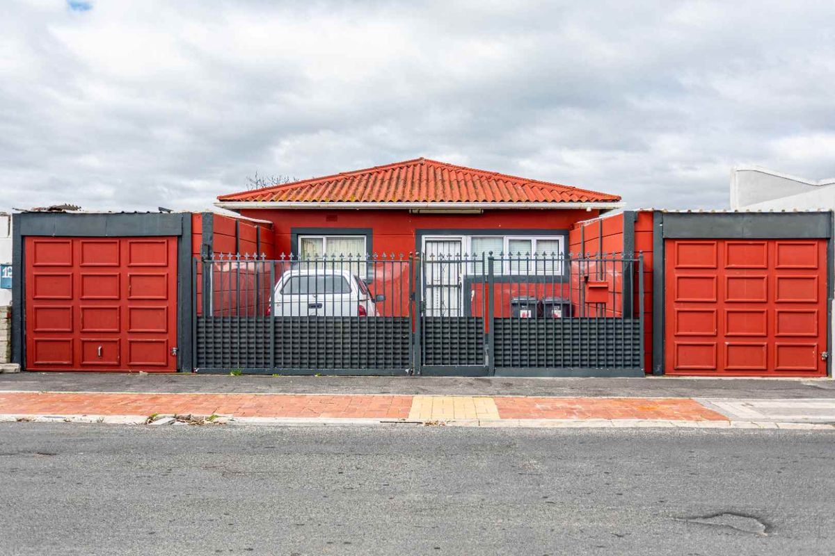 Beautiful 3 Bedroom Home For Sale In Brooklyn - Photo 3