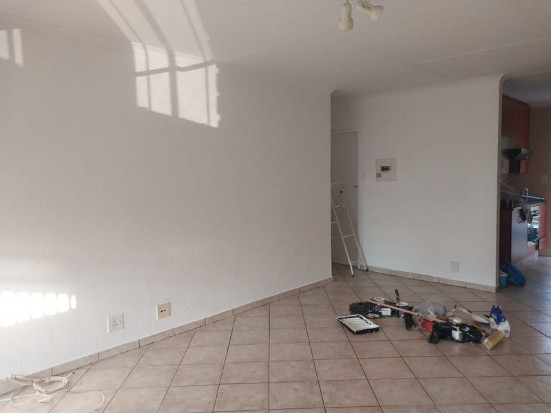 2 bedroom townhouse in sought after complex - Photo 4