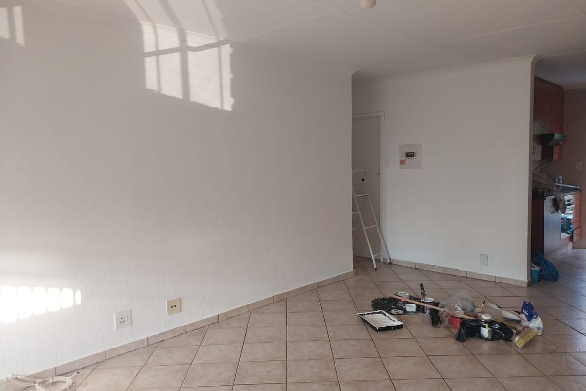 2 bedroom townhouse in sought after complex - Photo 4