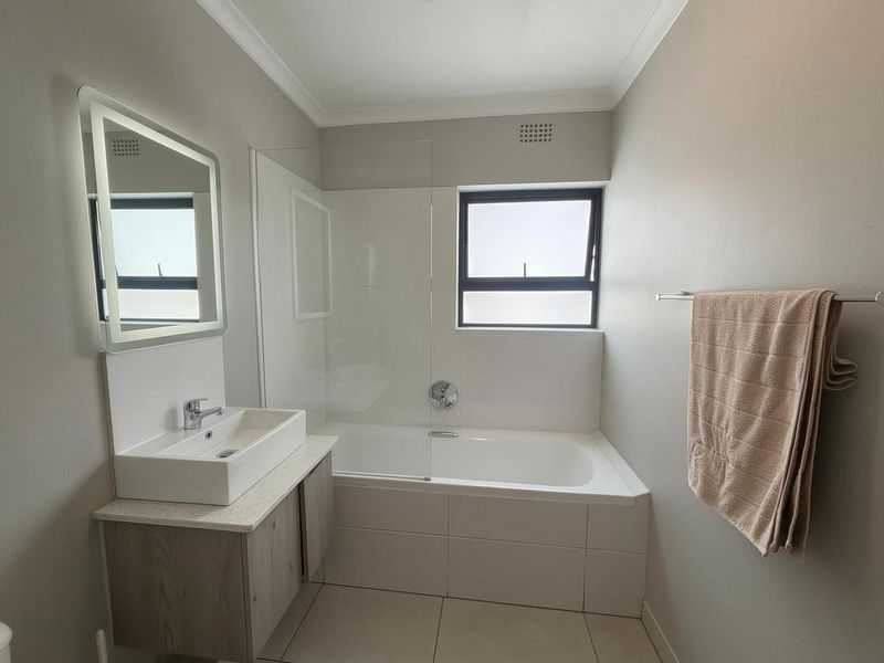 Investment Opportunity | Stylish 2-Bedroom Apartment in Rivergate – Tenanted & Income Generating - Photo 8