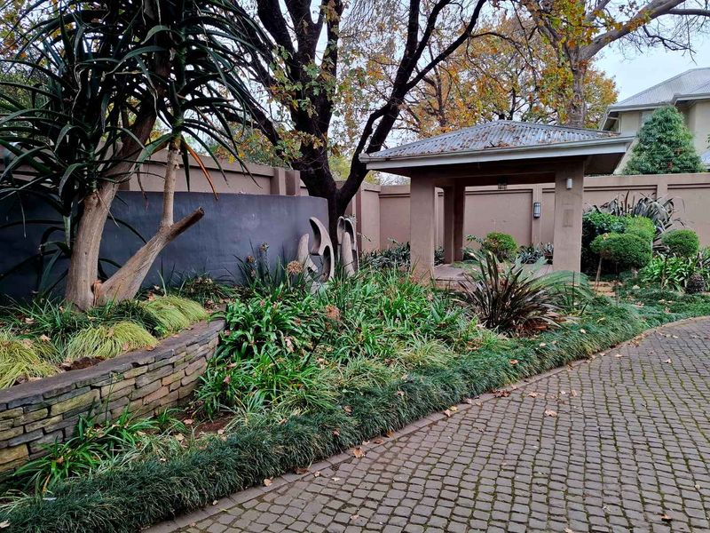Grand Luxury Estate with 6 En-Suite Bedrooms, Private Cellar & Resort-Style Entertaining - Photo 10