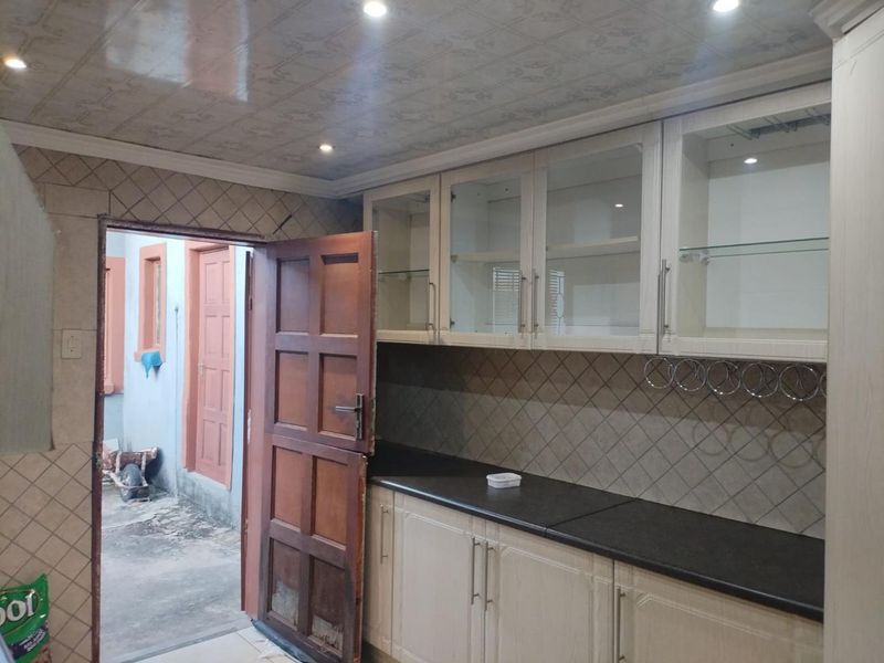 2 Bedroom House in BufferZone - Photo 4