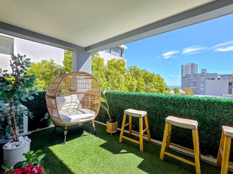 Beautifully designed and curated home in the heart of Fresnaye - Photo 2