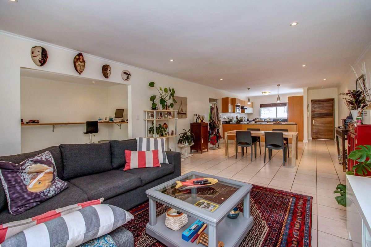 SPACIOUS 2 BED PLUS A TV ROOM/STUDY 165 SQM IN BRYANSTON FOR SALE - Photo 2