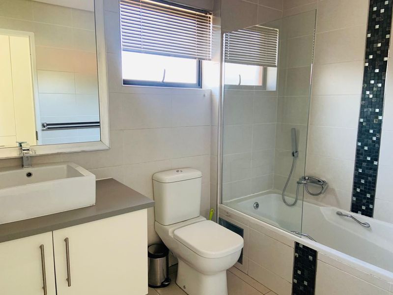 Luxury Two-Bedroom Apartment for Rent - Photo 10