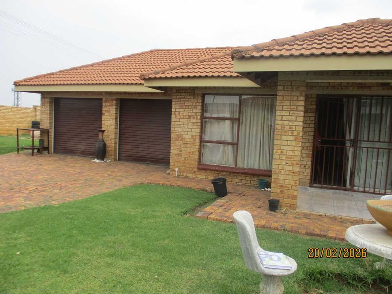 STUNNING FACE BRICK HOUSE IN RIVERSDALE - Photo 2