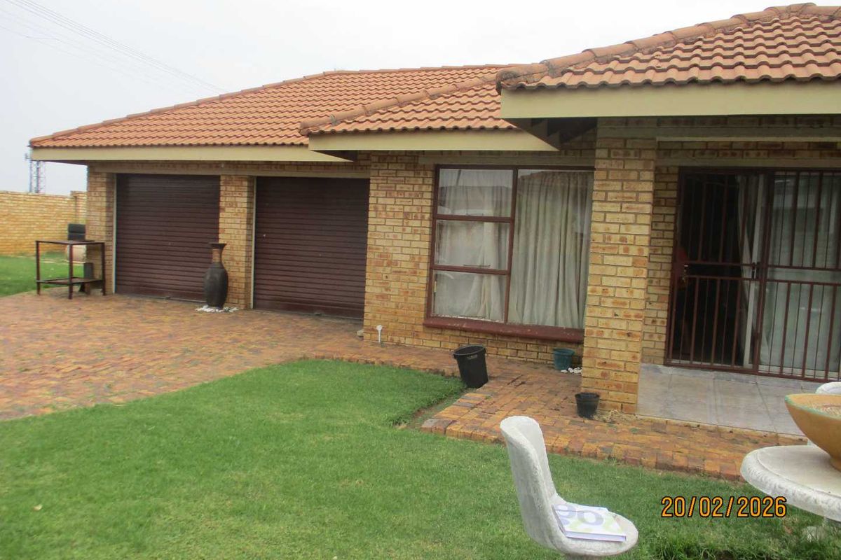 STUNNING FACE BRICK HOUSE IN RIVERSDALE - Photo 2