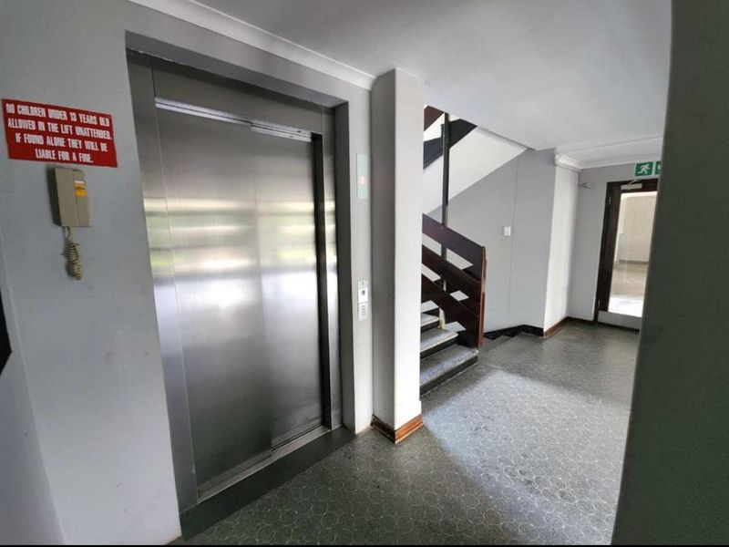 Beautifully Renovated Top-Floor 2 Bedroom Apartment – Move-In Ready - Photo 9