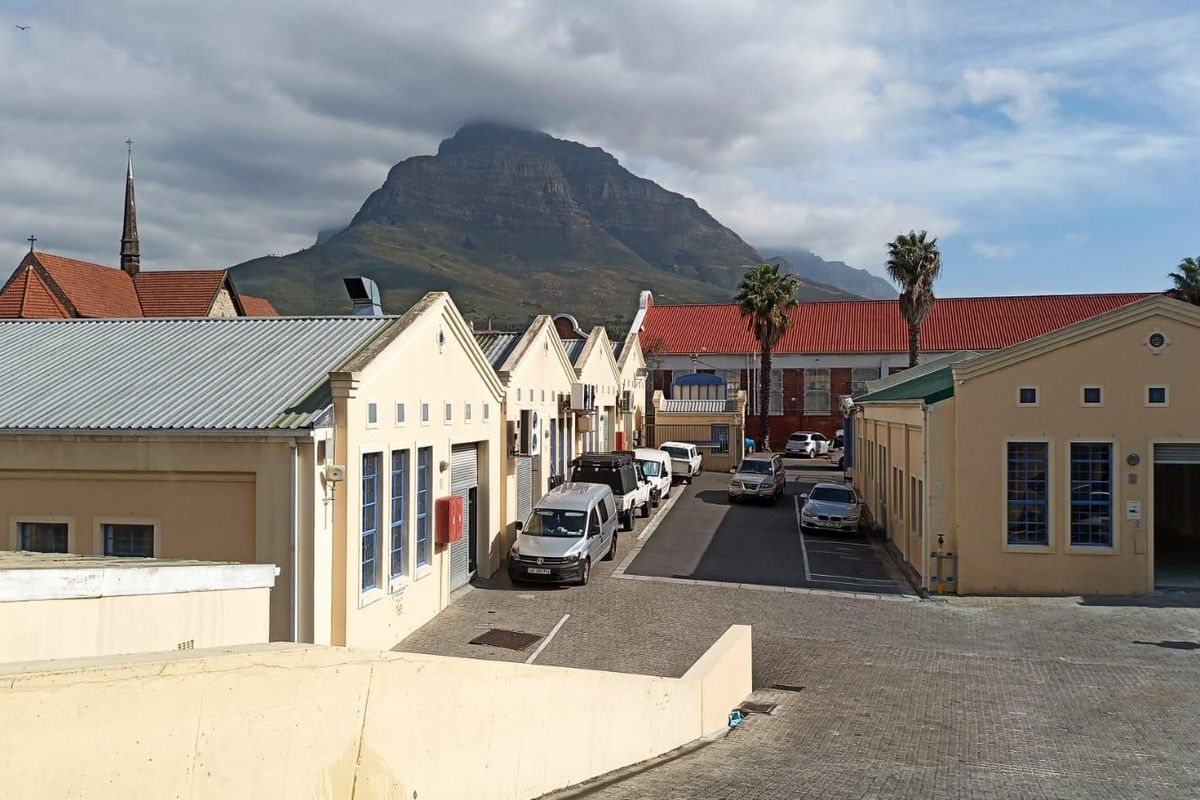 198m2 TO LET HIGHLY VISIBLE, DRIVE-IN ACCESS : RETAIL / OFFICE / WAREHOUSE / - Photo 2