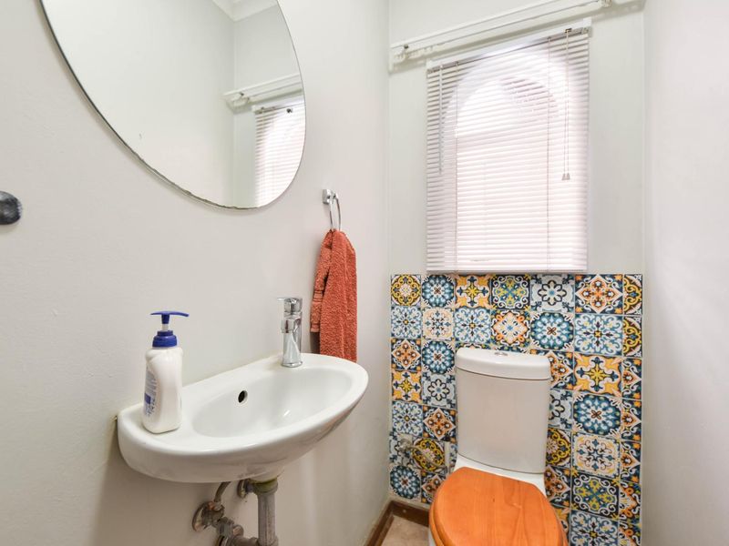 Four Bedroom home in a boomed-off, security estate - Moreleta Park - Photo 4