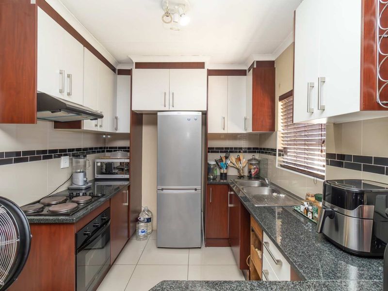 Stunning Corner Stand Townhouse: Largest Garden in a well maintained pet friendly Complex! - Photo 7