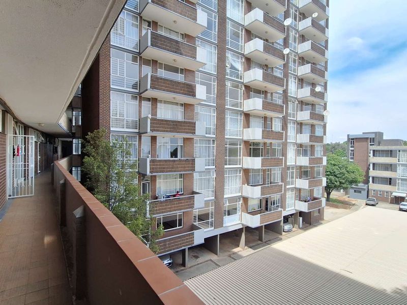 2 bedroom Apartment in Roodepoort - Photo 5