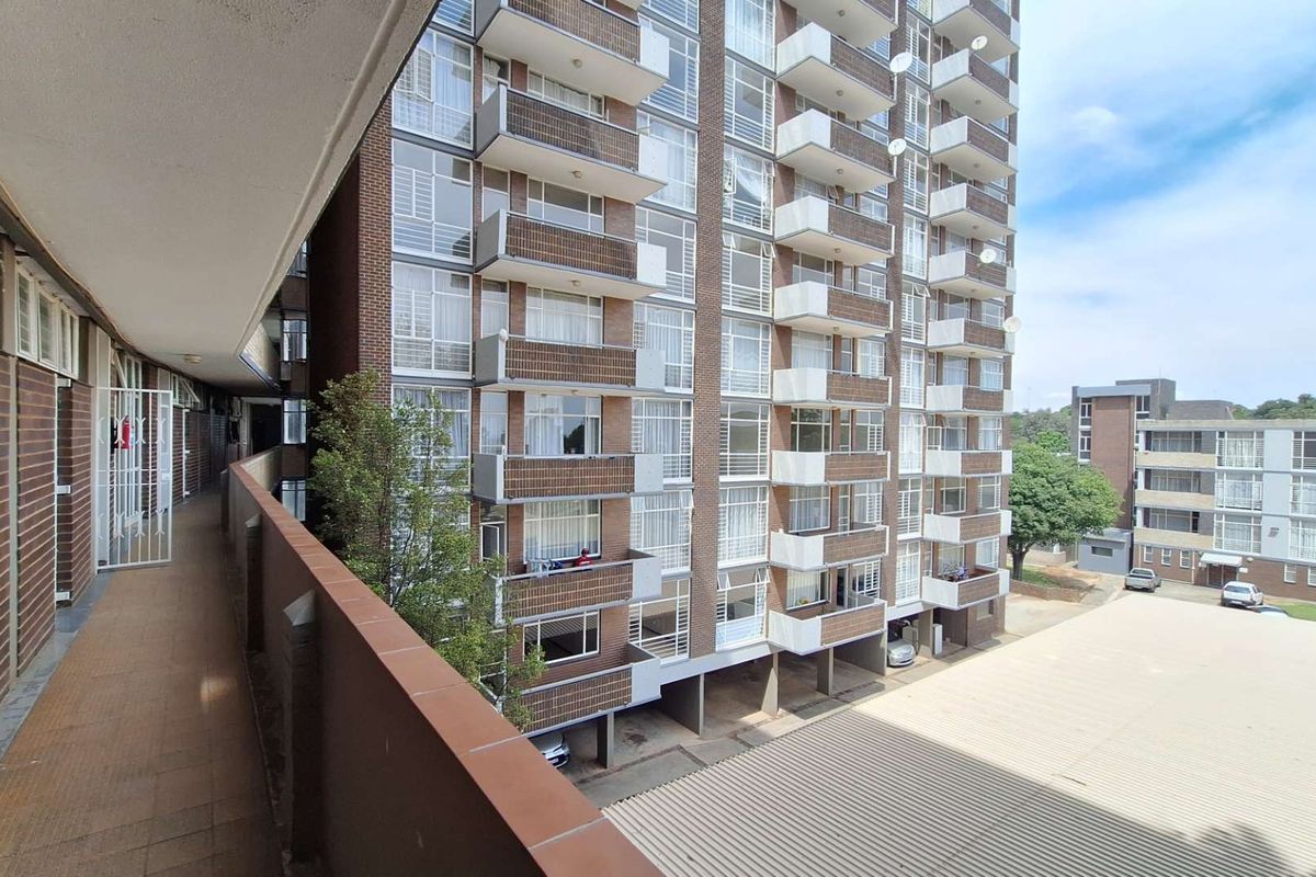 2 bedroom Apartment in Roodepoort - Photo 5