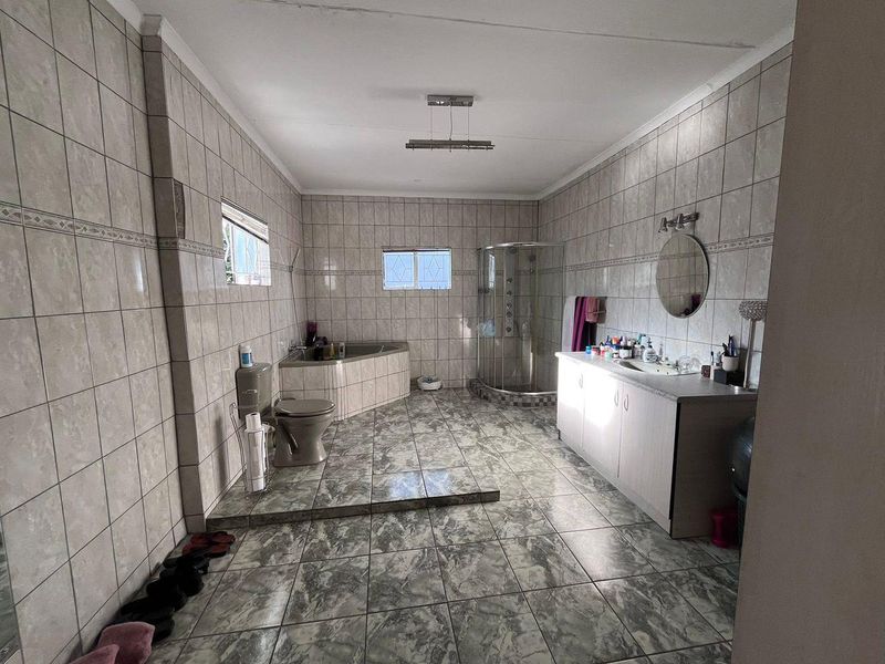 NEAT & COZY 3 BEDROOM HOUSE FOR SALE IN KHOMASDAL, CLOSE PROXIMITY TO BEUKES SPAR!! - Photo 4
