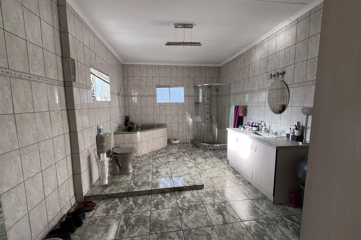 NEAT & COZY 3 BEDROOM HOUSE FOR SALE IN KHOMASDAL, CLOSE PROXIMITY TO BEUKES SPAR!! - Photo 4